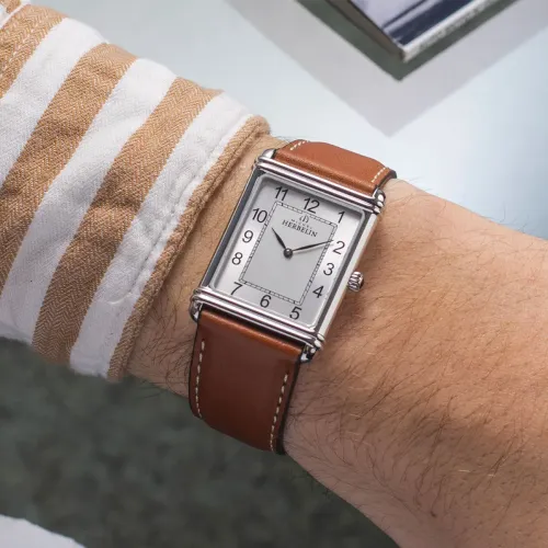 Photo Montrant l’Intégralité de la Montre Montre Herbelin Art Déco – Quartz – Acier & Cuir Brun