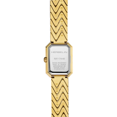 Une Femme Portant la Montre Montre Herbelin Octogône – Chevrons – PVD Or Jaune & Nacre Noire