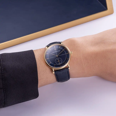 Une Femme Portant la Montre Montre Herbelin Inspiration – Petite Seconde – Bleu & Or