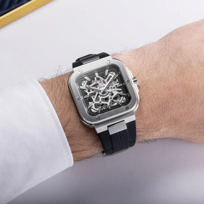 Un Homme Portant la Montre Montre Herbelin Cap Camarat – Square Squelette Automatique – Noir