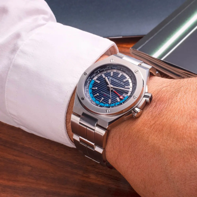 Un Homme Portant la Montre Montre Herbelin Cap Camarat – GMT – Acier