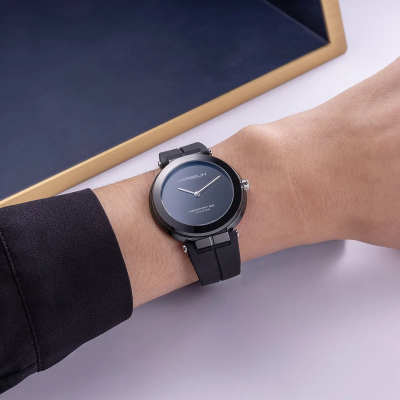 Une femme portant la montre Montre Herbelin Newport – Automatique – Céramique Noire