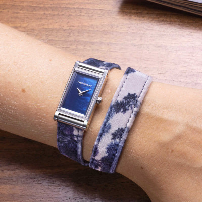 Une Femme Portant la Montre Herbelin Coffret Antarès Diamants