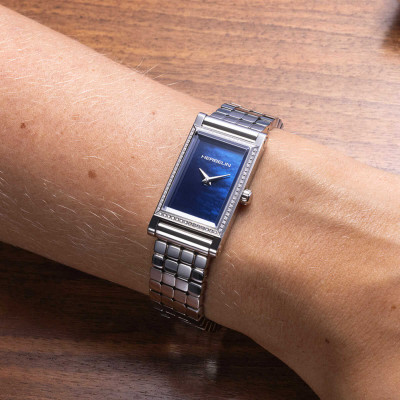 Une Femme Portant la Montre Herbelin Coffret Antarès Diamants
