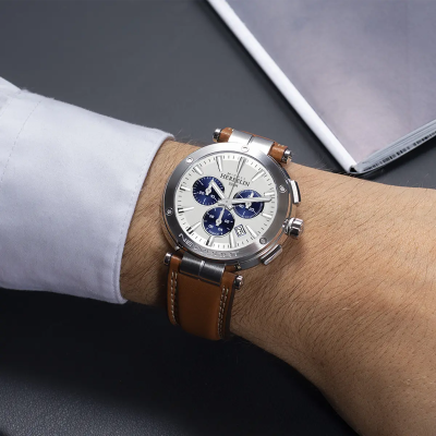 Un homme portant la montre Newport – Chronographe – Acier & Cuir Camel