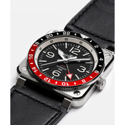 Vue en gros plan de la montre Montre Bell & Ross BR-03 GMT Black