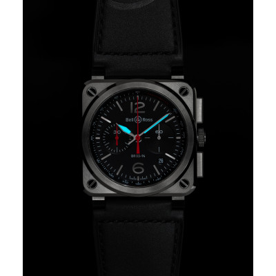 Photo montrant la luminescence des aiguilles et index de la montre Montre Bell & Ross BR-03 Chrono Black Steel