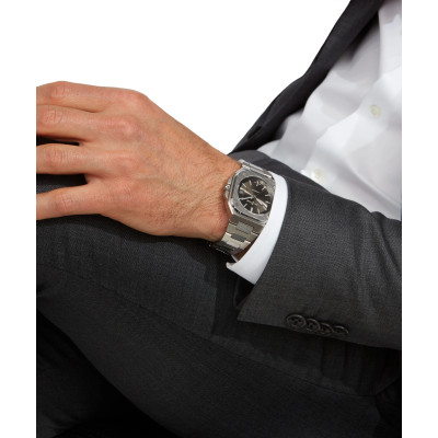 Un homme portant la montre Montre Bell & Ross BR 05 Artline – Édition Limitée à 250 pièces