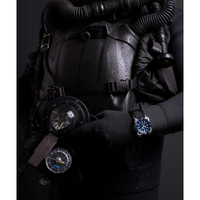 Un plongeur portant la Montre Bell & Ross BR-03 Diver