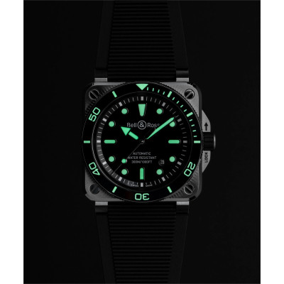 Photo montrant la luminescence des aiguilles et index de la montre Montre Bell & Ross BR-03 Diver