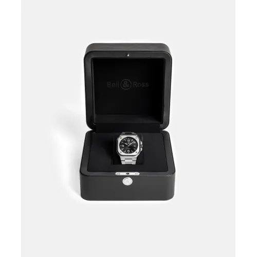 Photo montrant l'intégralité de la montre Montre Bell & Ross BR 05 Black Steel.