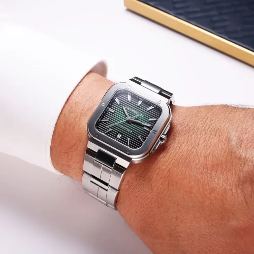 Photo montrant l'intégralité de la montre Cap Camarat – Square Automatique – Vert & Acier