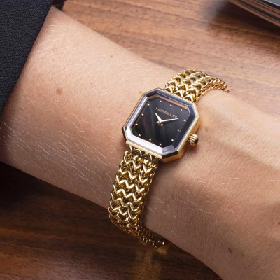 Une femme portant la montre Montre Herbelin Octogône – Quartz Carré – Doré & Nacre Noire