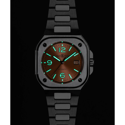 Photo montrant la luminescence des aiguilles et index de la montre Montre Bell & Ross BR-05 Copper Brown Steel