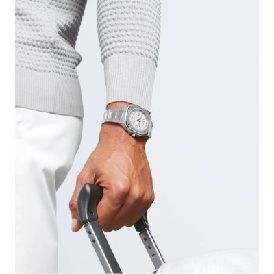 Un homme portant la montre Bell & Ross BR-05 GMT White bracelet metal