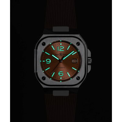 Photo montrant la luminescence des aiguilles et index de la montre Montre Bell & Ross BR-05 Copper Brown Steel