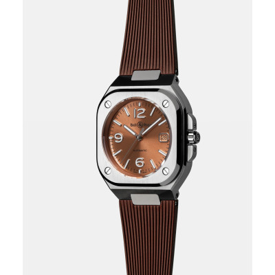 ChatGPT said:

Vue de profil de la montre Bell & Ross BR-05 Copper Brown Steel montrant la couronne