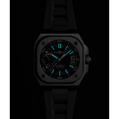 Photo montrant la luminescence des aiguilles et index de la montre Montre Bell & Ross BR-X5 Black Steel
