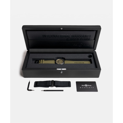 Vue de l’écrin de la montre Montre Bell & Ross BR-03 Military Ceramic avec bracelet interchangeable supplémentaire