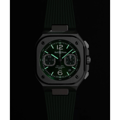 Photo montrant la luminescence des aiguilles et index de la montre Montre Bell & Ross BR-05 Chrono Green Steel