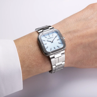 Une femme portant la montre Montre Herbelin Cap Camarat – Square Dame – Bleu Arctique