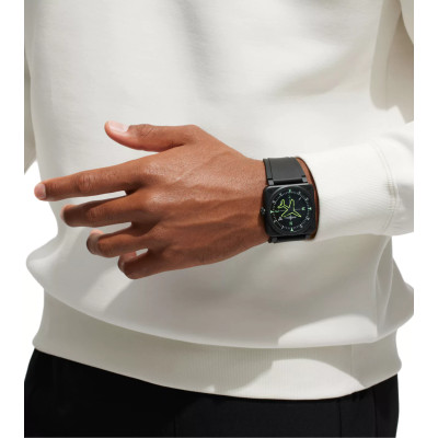 Un homme portant la montre Montre Bell & Ross BR-03 Gyrocompas