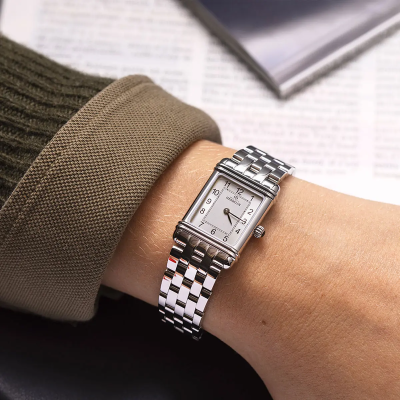 Une femme portant la montre Montre Herbelin Art Déco – Quartz – Acier