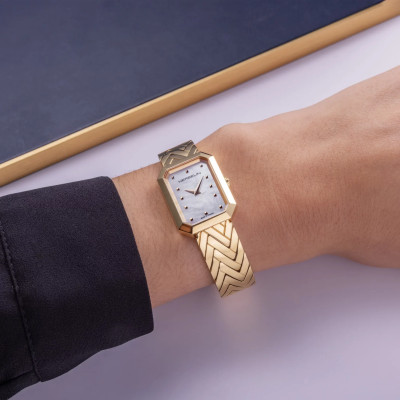 Une femme portant la montre Montre Herbelin Octogône – Chevrons – PVD Or Jaune & Nacre