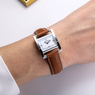 Une femme portant la montre Montre Herbelin Ve Avenue – Quartz – Acier & Cuir Camel