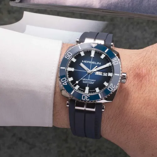 Photo montrant l'intégralité de la montre Montre Herbelin Newport – Diver Automatique – Acier & Bleu