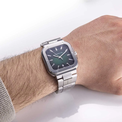 Un homme portant la montre Montre Herbelin Cap Camarat – Square Quartz – Acier & Vert