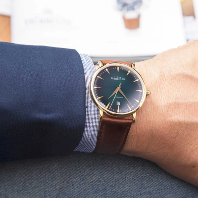 Un homme portant la montre Montre Herbelin Inspiration – Automatique – Vert & Cuir Brun