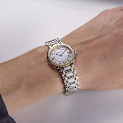 Une femme portant la montre Montre Herbelin Galet – Quartz – Bicolore & Zirconium