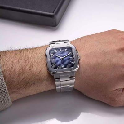 Un homme portant la montre Montre Herbelin Cap Camarat – Square – Acier & Bleu