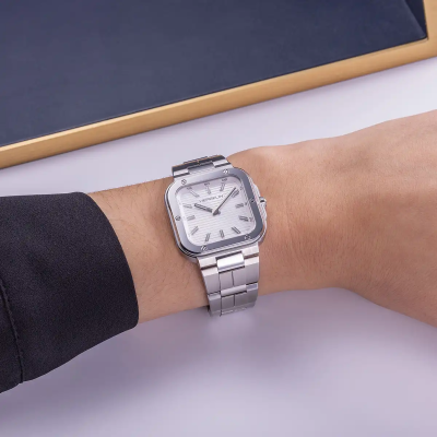 Une femme portant la montre Montre Herbelin Cap Camarat – Square Dame – Blanc