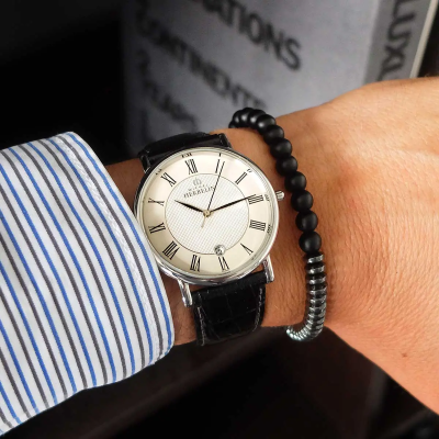 Un homme portant la montre Montre Herbelin Classique – Quartz – Acier & Cuir Noir