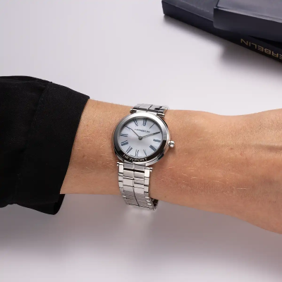 Une femme portant la montre Montre Herbelin Newport – Slim Quartz – Acier & Nacre