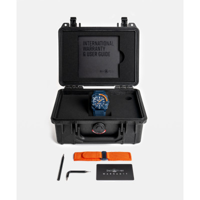 Vue de l’écrin de la montre Bell & Ross BR-03 Diver Tara avec bracelet interchangeable supplémentaire