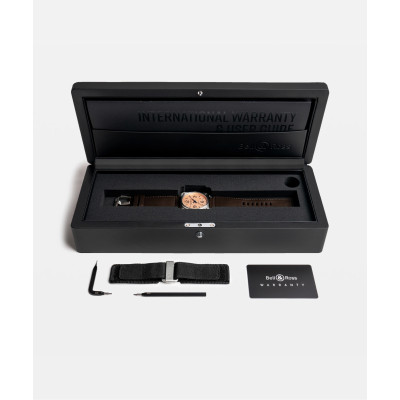 Vue de l’écrin de la montre Bell & Ross BR-03 Copper avec bracelet interchangeable supplémentaire