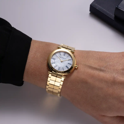 Une femme portant la montre Montre Herbelin Newport – Slim Quartz – Acier & Nacre