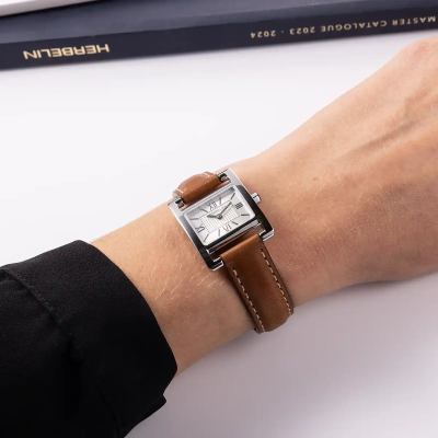 Une femme portant la montre Montre Herbelin Ve Avenue – Quartz – Cuir Camel & Index