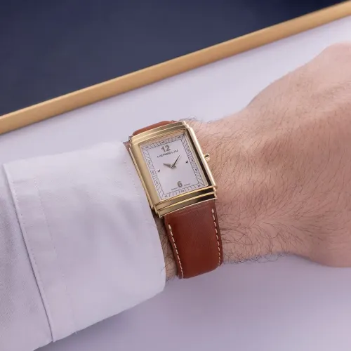 Photo montrant l'intégralité de la montre Montre Herbelin Art Déco – 1925’s – PVD Or Jaune & Cuir