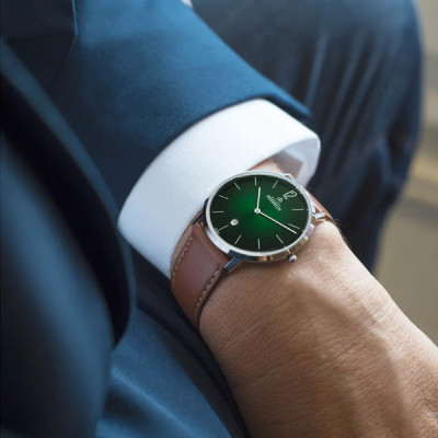 Un homme portant la montre Montre Herbelin City – Quartz – Vert & Cuir Marron