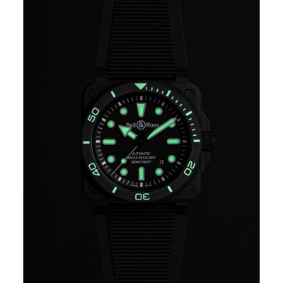Photo montrant la luminescence des aiguilles et index de la montre Bell & Ross BR-03 Diver Black Matte Ceramic.