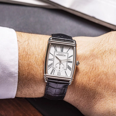 Un homme portant la montre Montre Herbelin Art Déco – Petite Seconde – Acier & Cuir