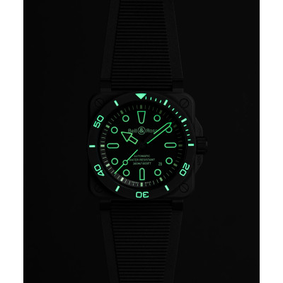 Photo montrant la luminescence des aiguilles et index de la montre BR-03 Diver Lum Outline