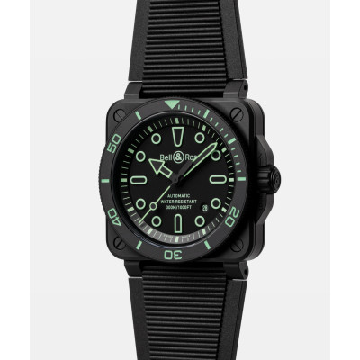 Vue en léger profil de la montre BR-03 Diver Lum Outline montrant la couronne