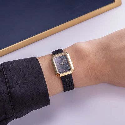 Une femme portant la montre Montre Herbelin Octogône – Quartz – Nacre Noire & Cuir