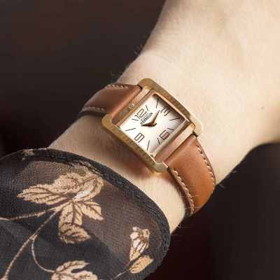 Une femme portant la montre Montre Herbelin Ve Avenue – Quartz – PVD Or Rose & Brun