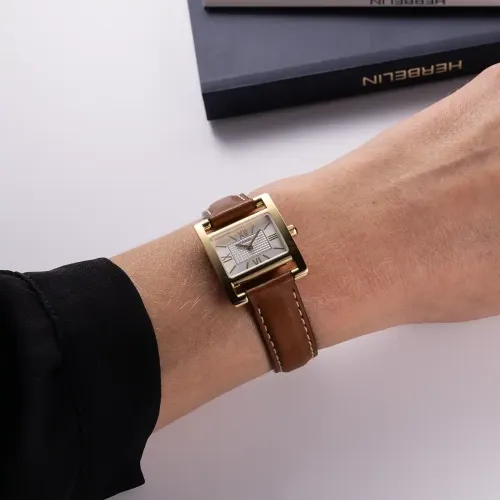 Photo montrant l'intégralité de la montre Montre Herbelin Ve Avenue – Quartz – PVD Or Jaune, Cuir & Index